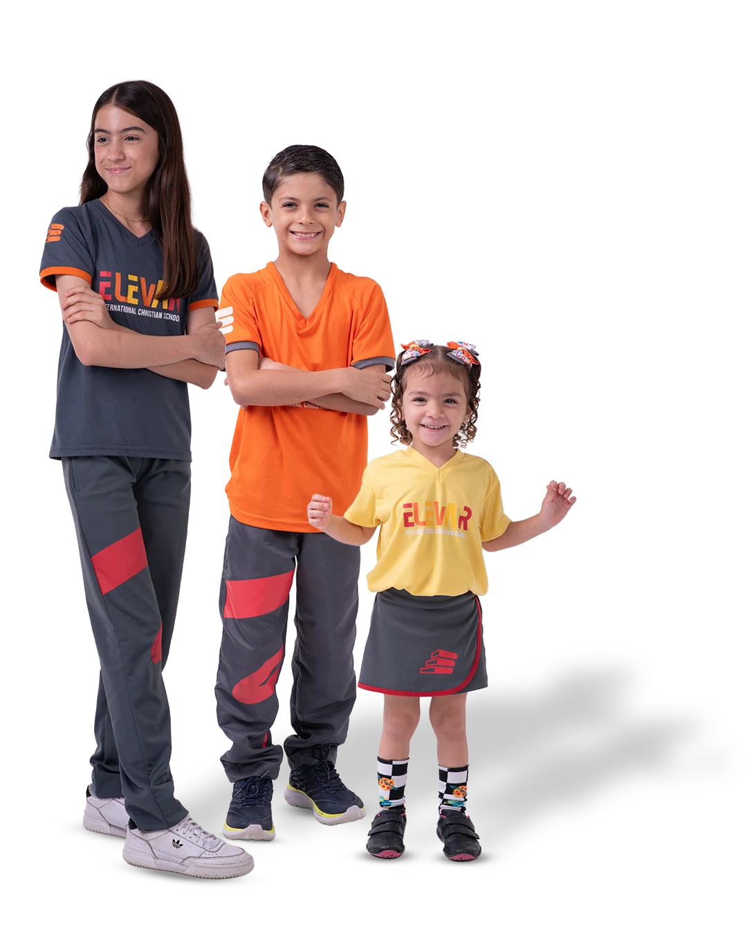 Alunos do Elevar sorrindo, uniformizados