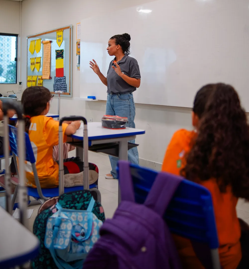 Alunos do Fundamental I (Elementary School) em sala de aula no Elevar